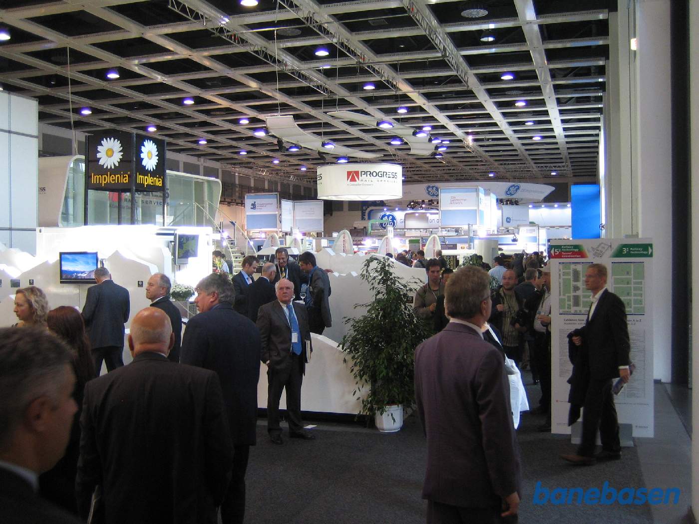 Et vue ud over en af de mange udstillingshaller fyldt med forskellige firmaers jernbaneprodukter