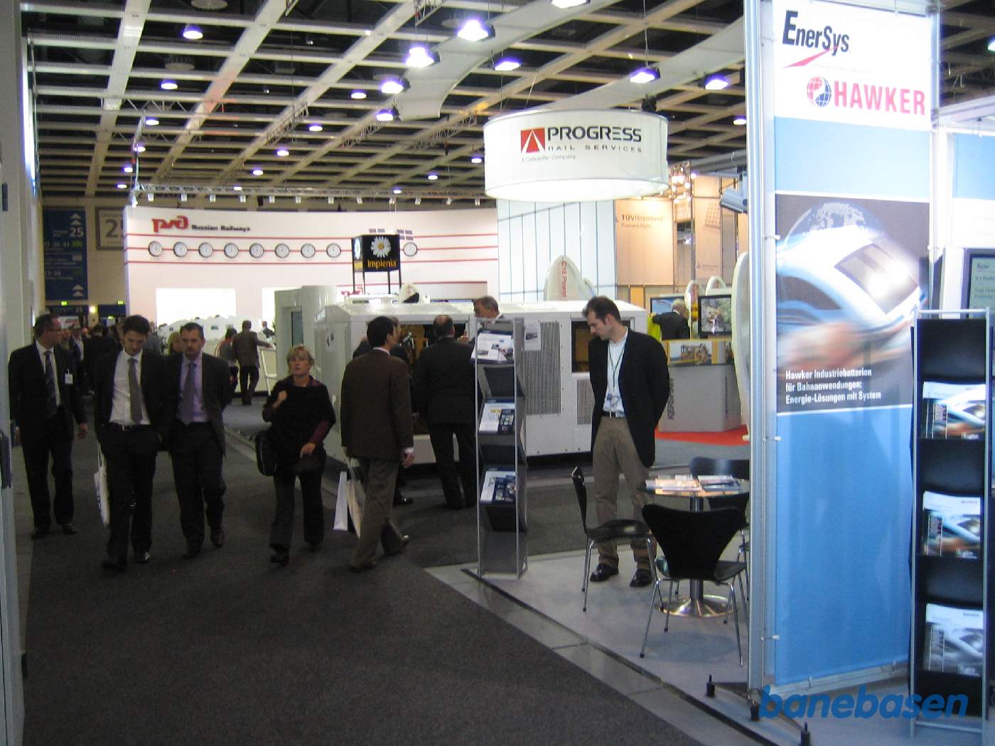 Et vue ud over en af de mange udstillingshaller fyldt med forskellige firmaers jernbaneprodukter