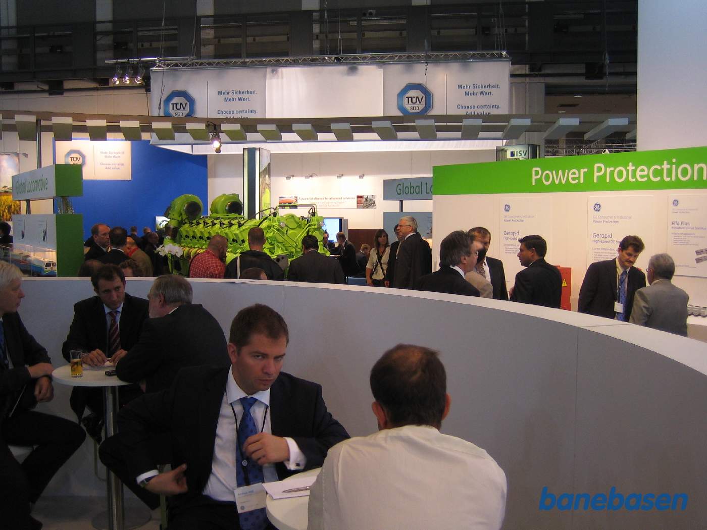 Et vue ud over en af de mange udstillingshaller fyldt med forskellige firmaers jernbaneprodukter