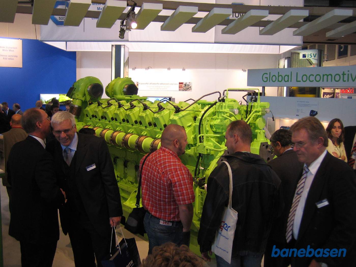 Et vue ud over en af de mange udstillingshaller fyldt med forskellige firmaers jernbaneprodukter