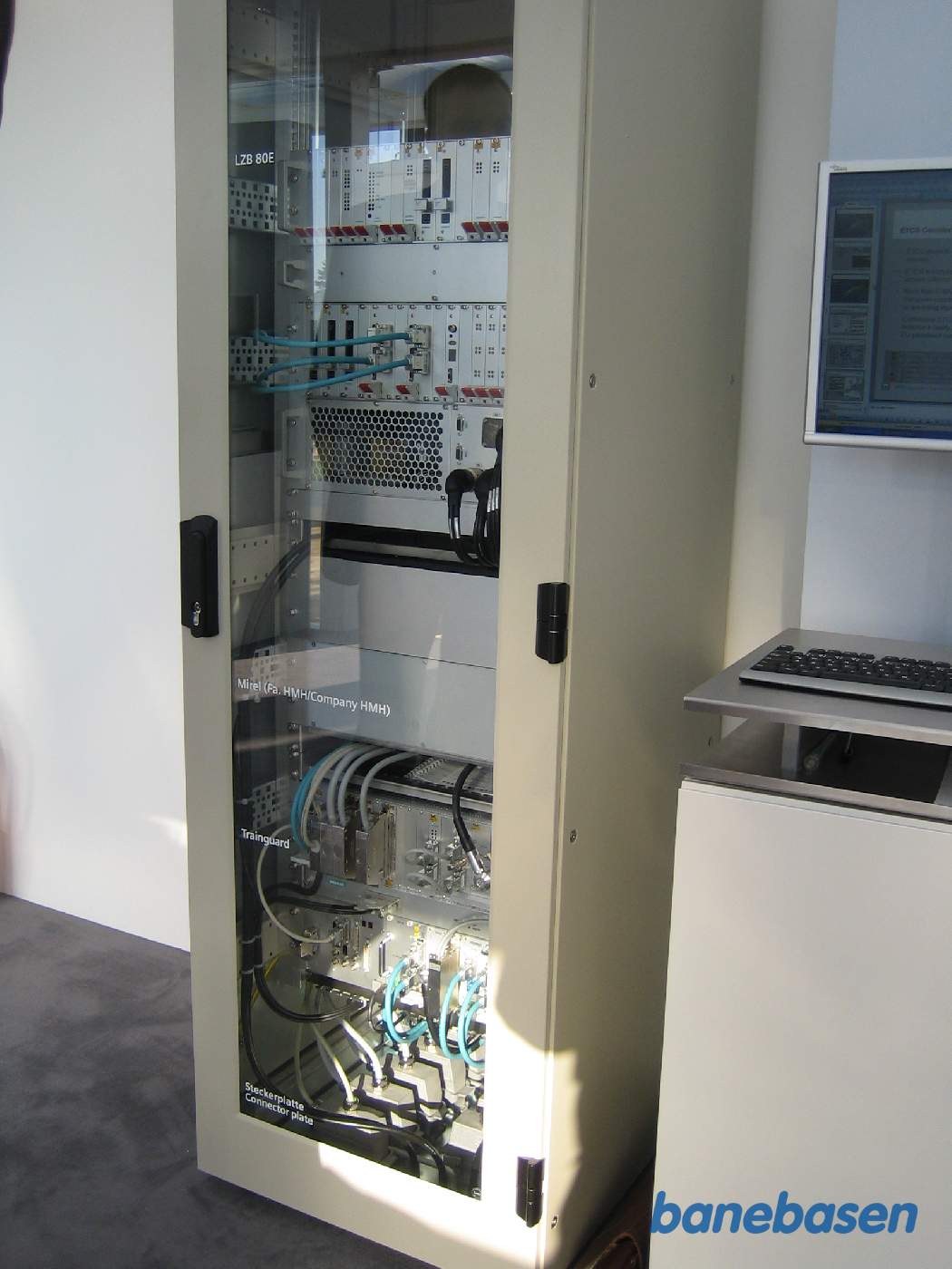 Et skab med togkontrolanlæg: tysk LZB 80E øverst og ETCS nederst