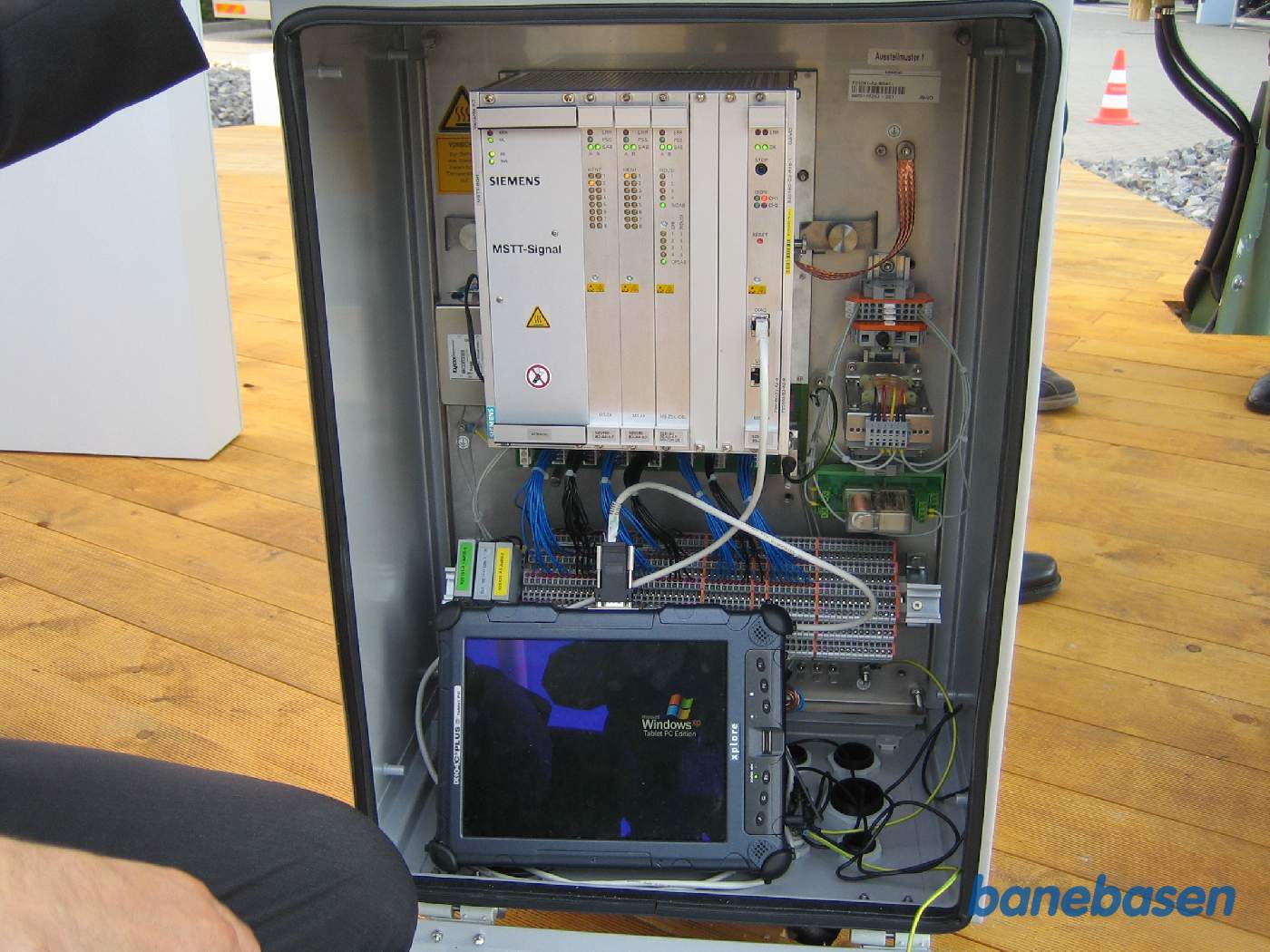 Et skab med elektronik til opstilling langs banen