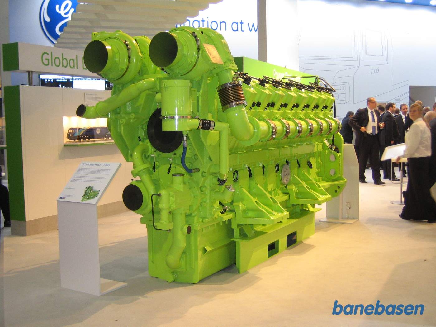 En stor dieselmotor i en af de mange udstillingshaller