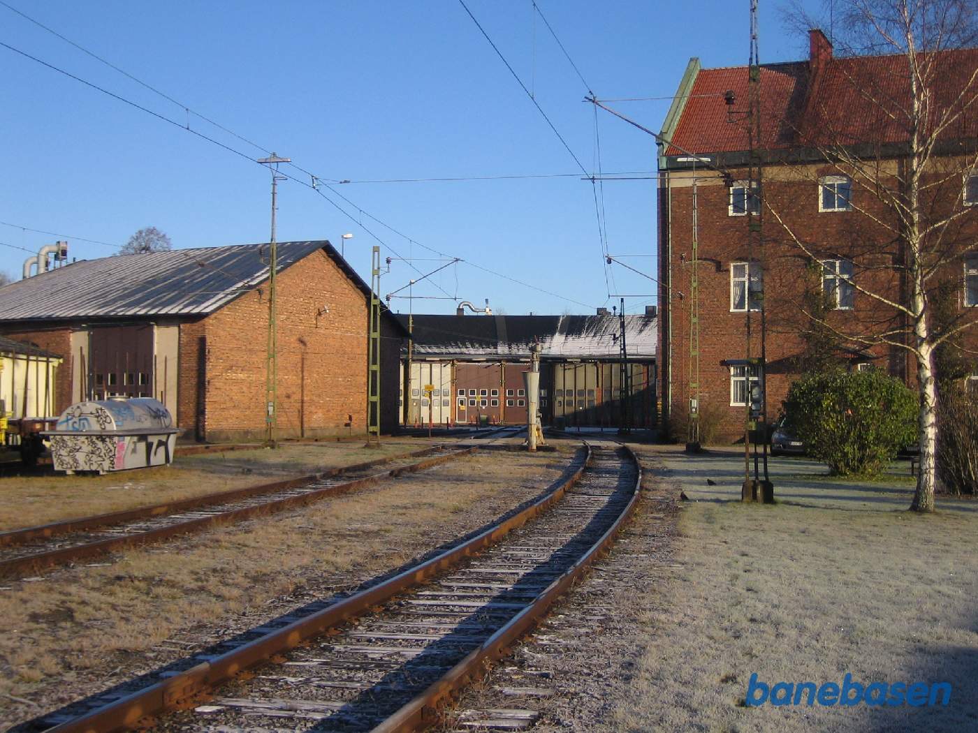 Remisen set fra sporet der fører ind til drejeskiven