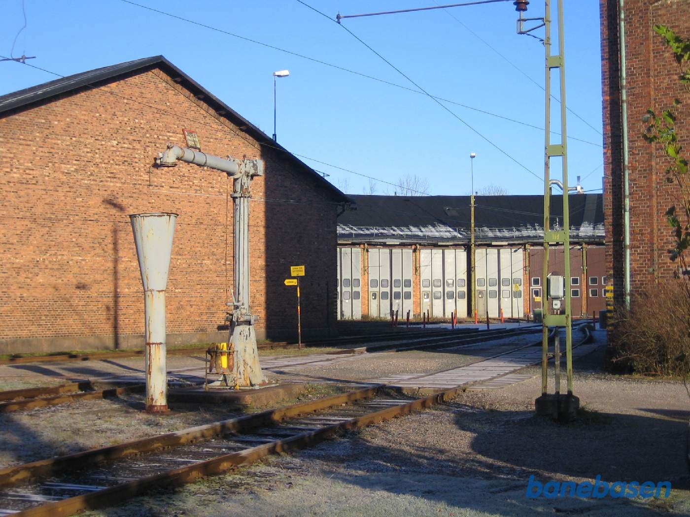 Remisen set fra sporet der fører ind til drejeskiven, vandkran til venstre