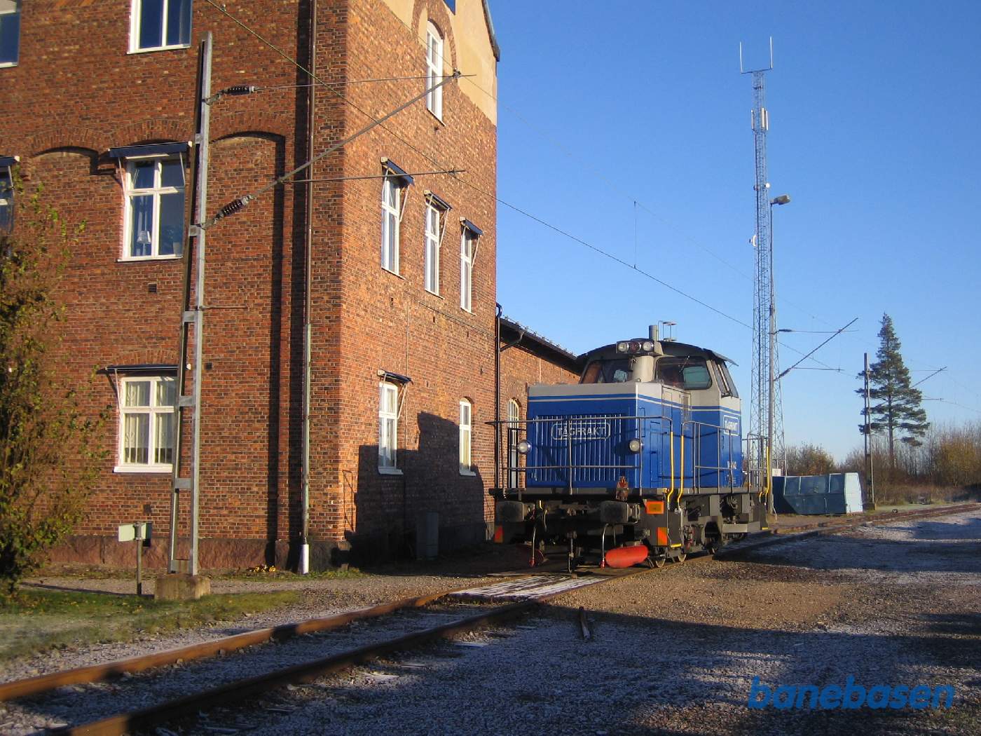 Et rangerlokomotiv holder ved administrationsbygningen