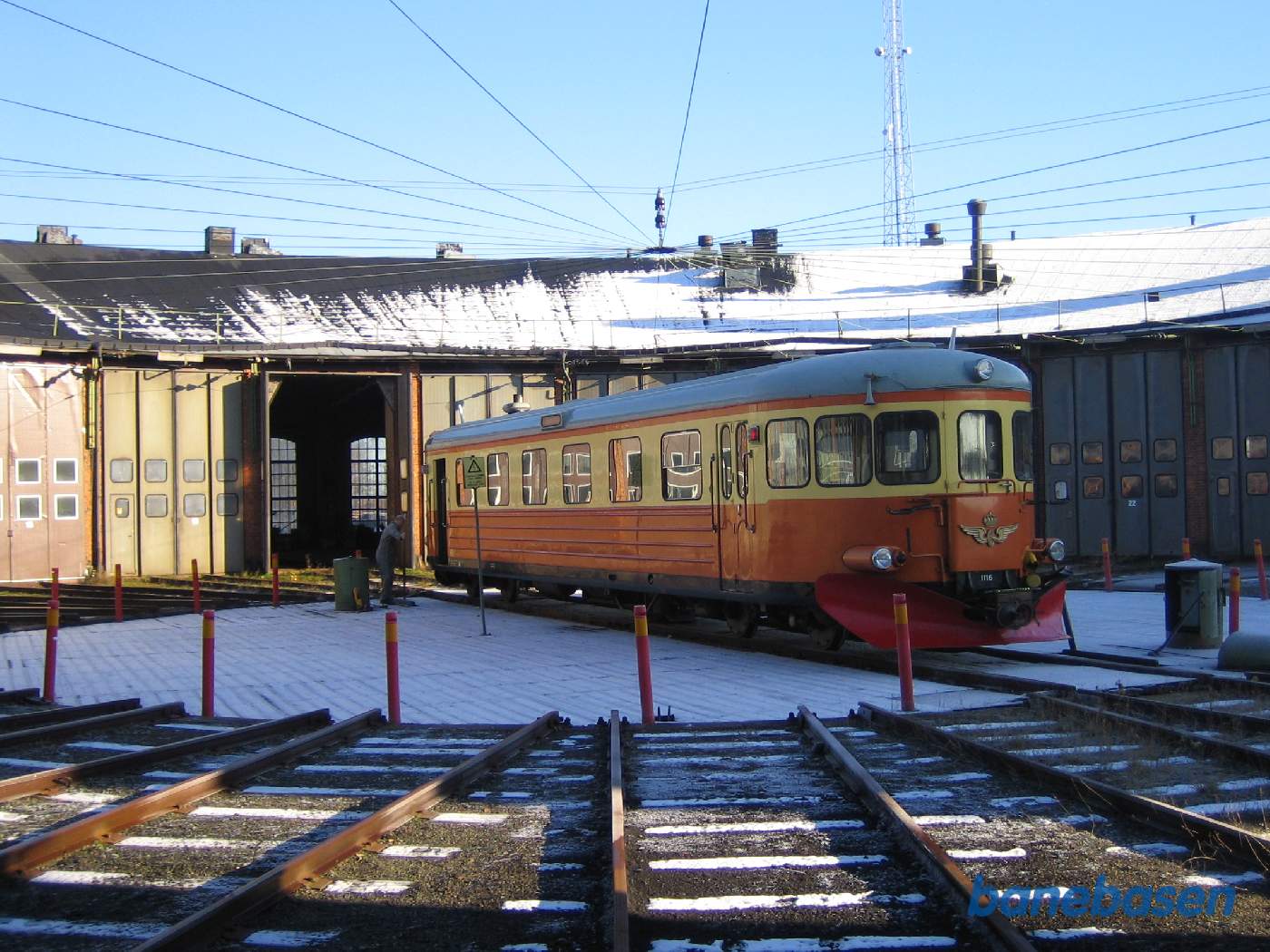 En svensk motorvogn er kørt ud på drejeskiven. Bemærk, at drejeskiven er "dækket" så sne ikke kan fylde graven op om vinteren
