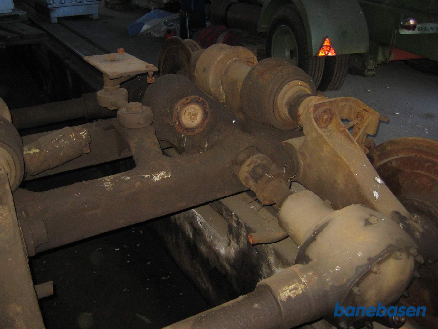 Motorbogie. Her ses "kødbenet" der har fat i bogien og pladen, der er skruet op i vognbunden