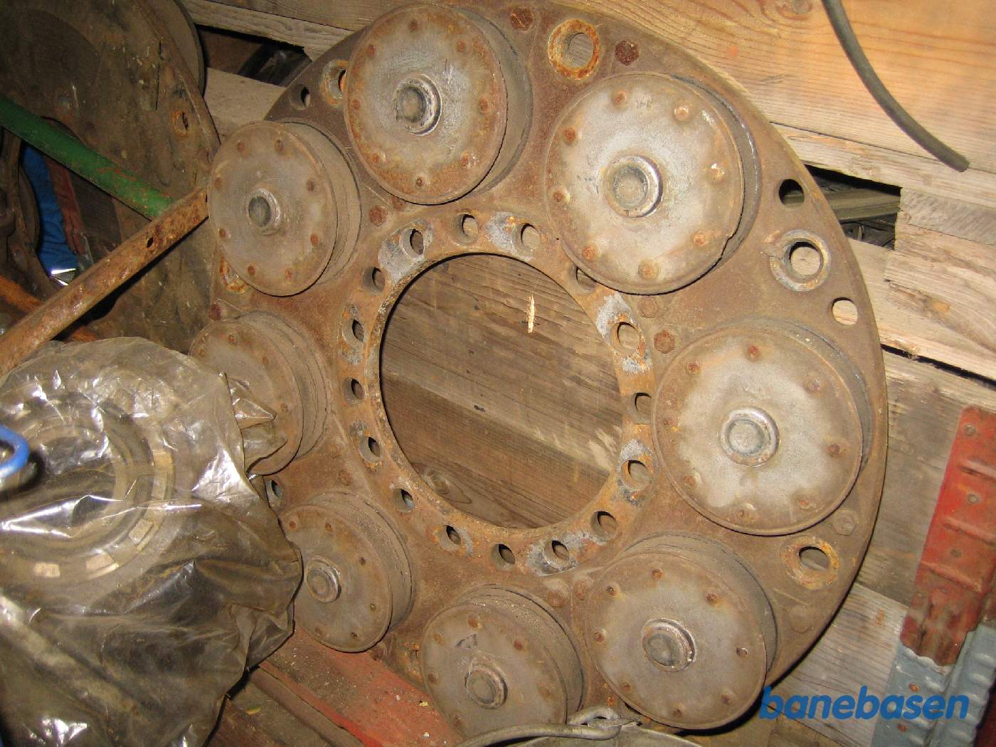 De løse hjul boltes fast på en inder plade der via de runde gummiophæng har fat i hjulnauet (her afmonteret). Alt det gummi giver en blødere kørsel i dårligt spor