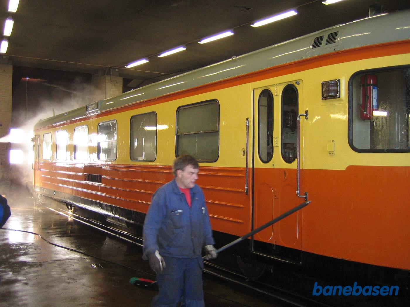 Klubbens motorvogn rengøres og vaskes