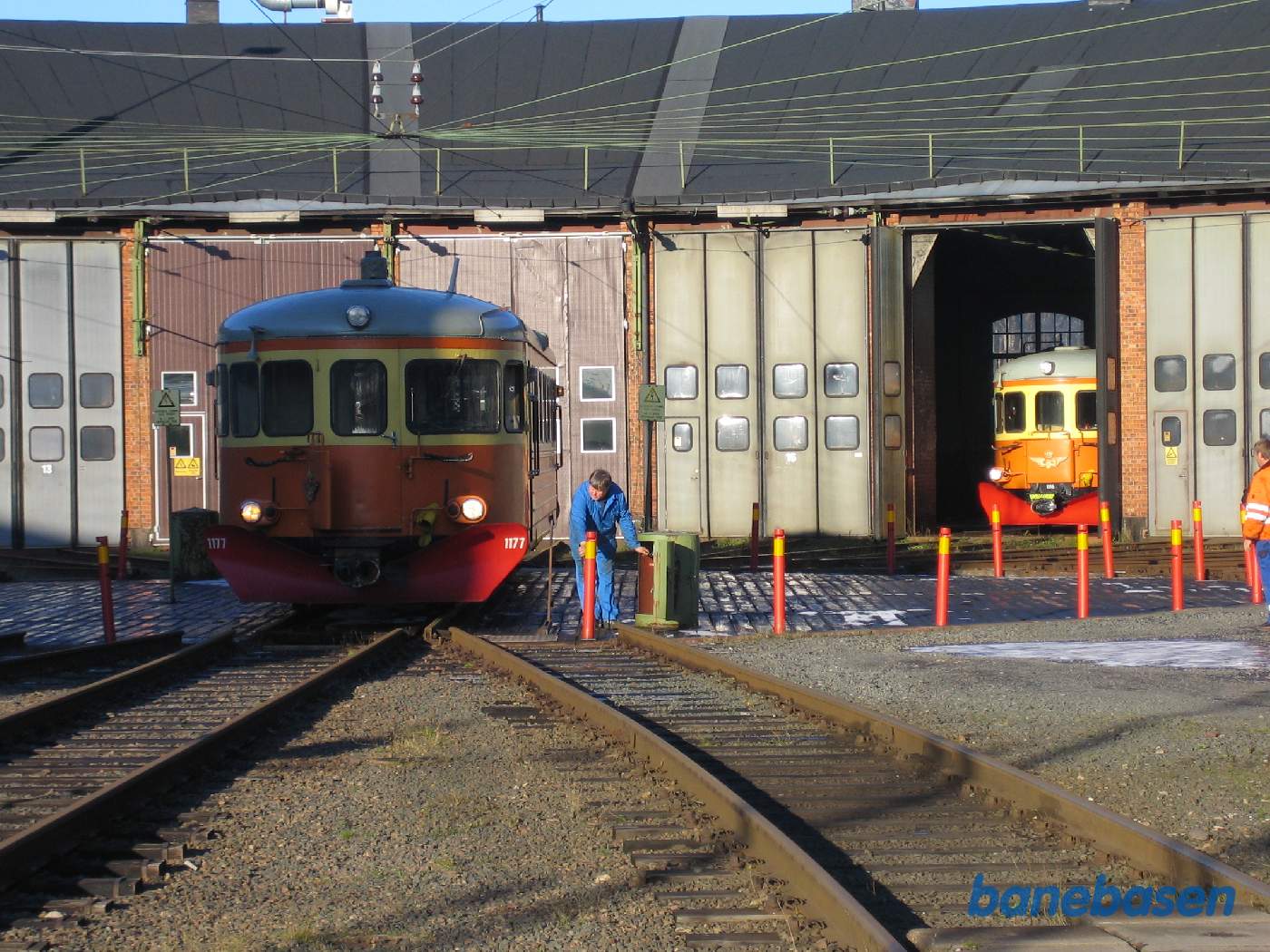 En svensk motorvogn er kørt ud på drejeskiven. Bemærk, at drejeskiven er "dækket" så sne ikke kan fylde graven op om vinteren