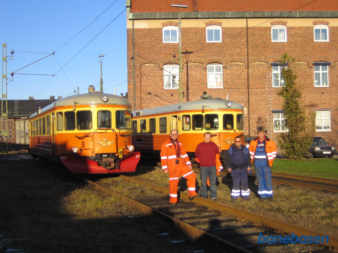 Holdet fra Nordsjælland i eftermiddagssolen foran 2 motorvogne