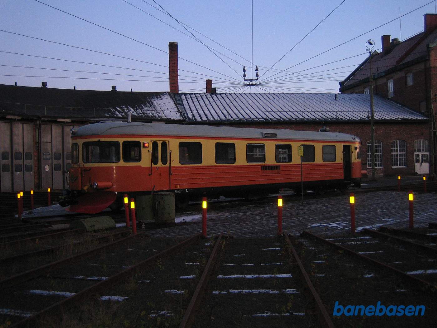En svensk motorvogn er kørt ud på drejeskiven. Bemærk, at drejeskiven er "dækket" så sne ikke kan fylde graven op om vinteren