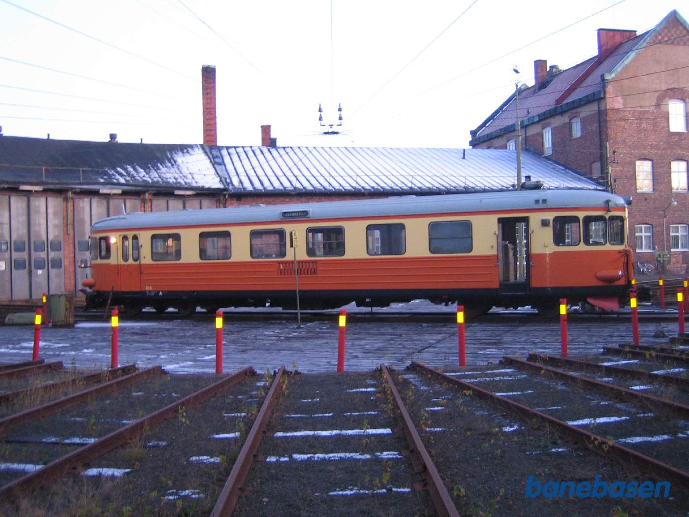 En svensk motorvogn er kørt ud på drejeskiven. Bemærk, at drejeskiven er "dækket" så sne ikke kan fylde graven op om vinteren