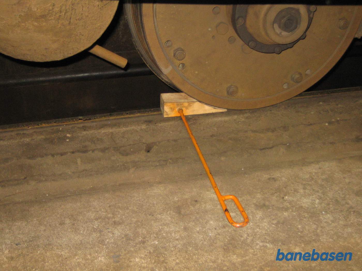 Motorvognen er afbremset for natten. Problemet med "håndbremsen" er, at når den er trukket, kan man ikke åbne motorkassen, så derfor bremses vognene med træklodser