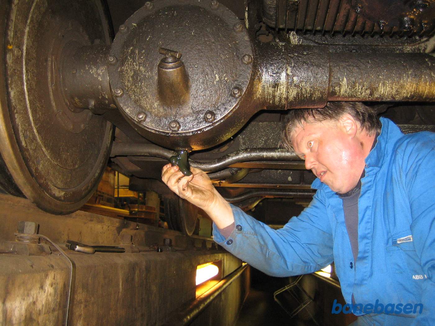 Olieskift på den forreste aksel på motorbogien