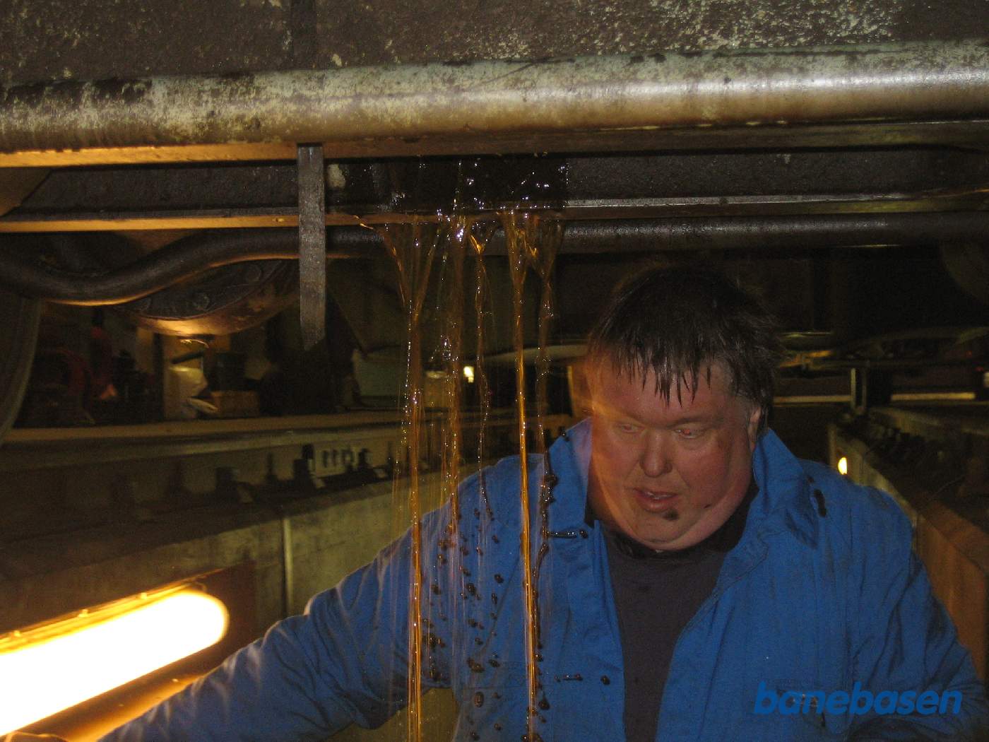 Og olien pjasker ned i en spand