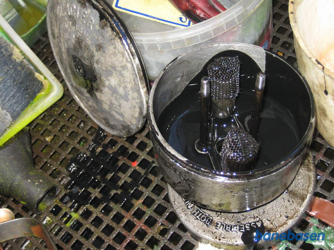 Centrifugaloliefilteret på toppen af motoren, renses
