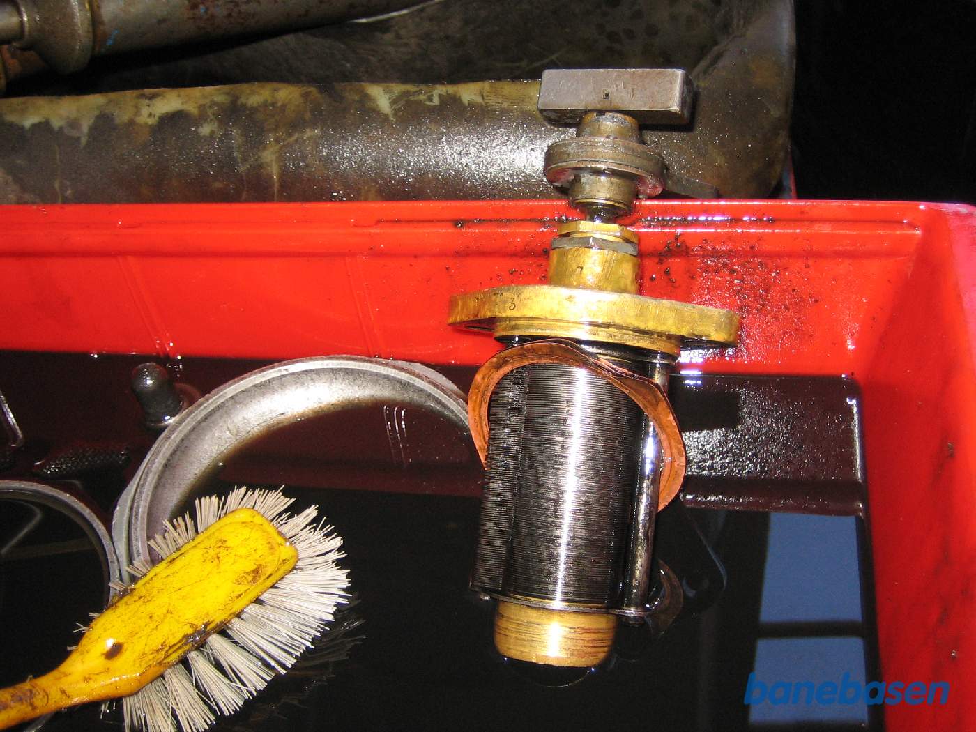 Olielamelfilteret på siden af motoren renses