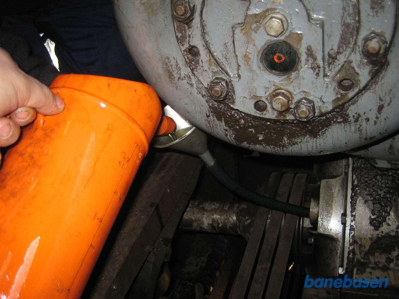 Der påfyldes ny ren olie