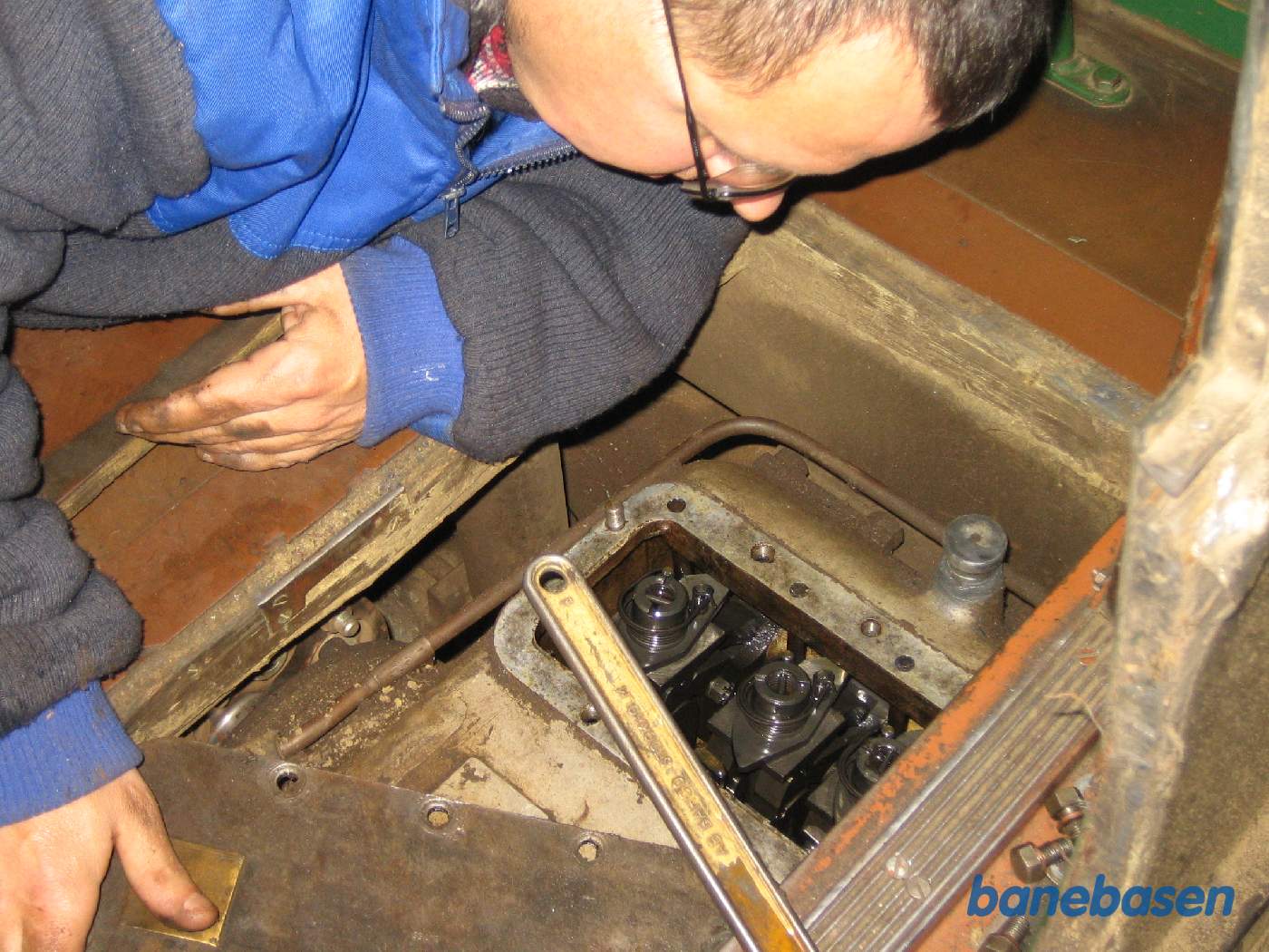 Topdækslet til 5-trins gearkassen er pillet af og man kigger ned i gearkassen med planethjul og bremsebånd