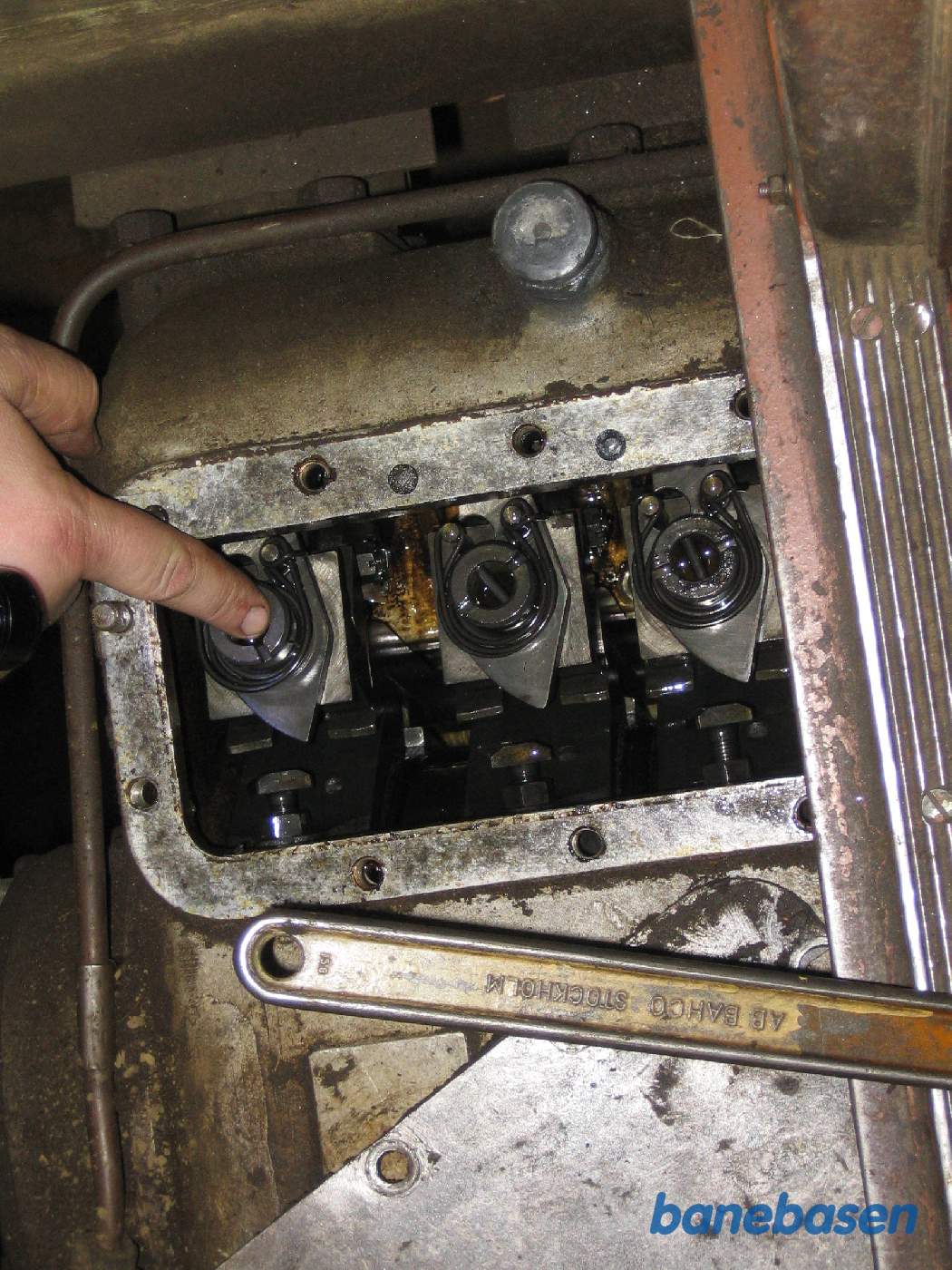 Topdækslet til 5-trins gearkassen er pillet af og man kigger ned i gearkassen med planethjul og bremsebånd med de automatiske tilspændingsskruer der kompenserer for slid