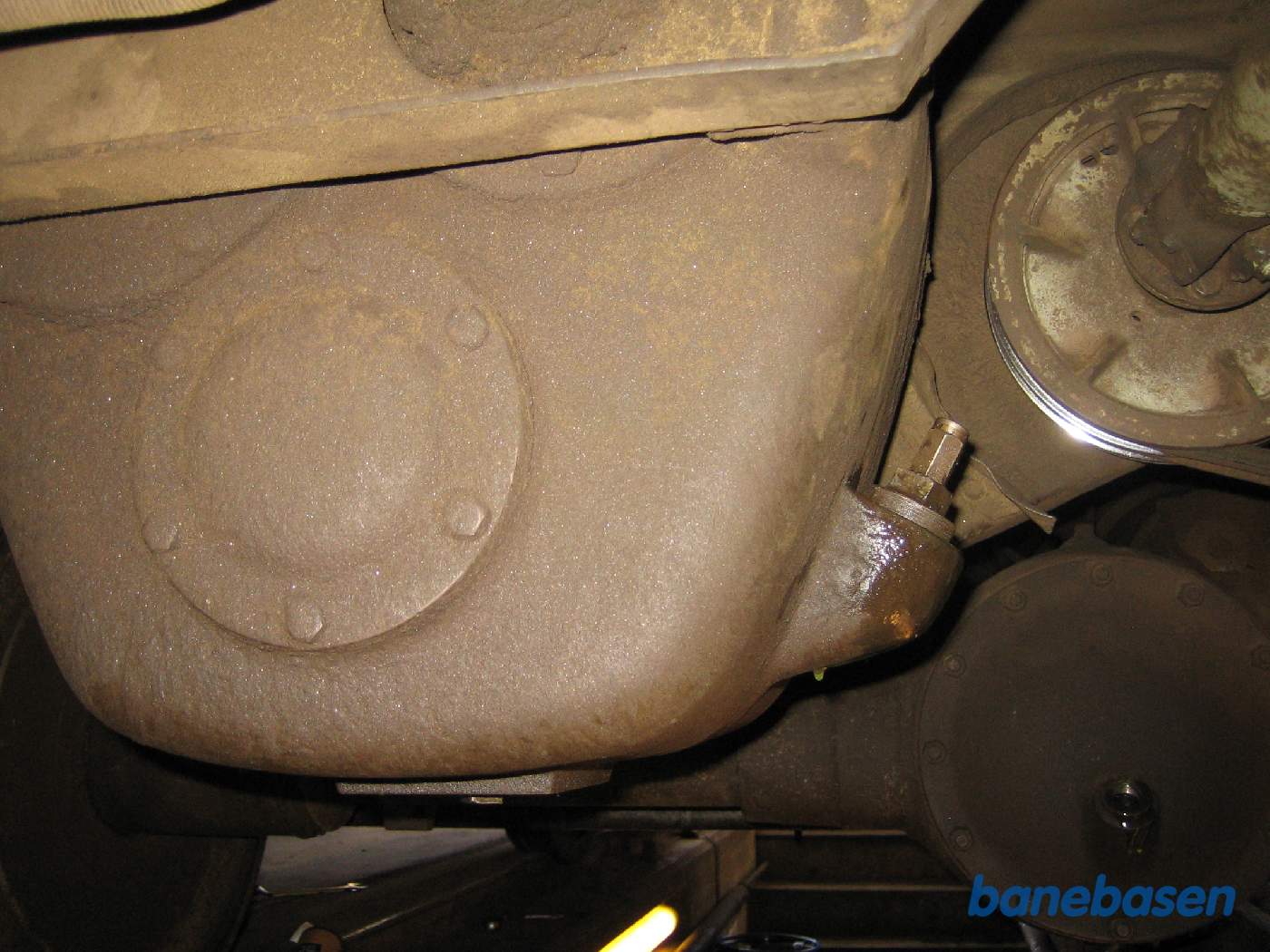 Påfyldningsskrue til mellemgearkassen for frem/bak. Kileremshjulet oppe til højre trækker dynamoen