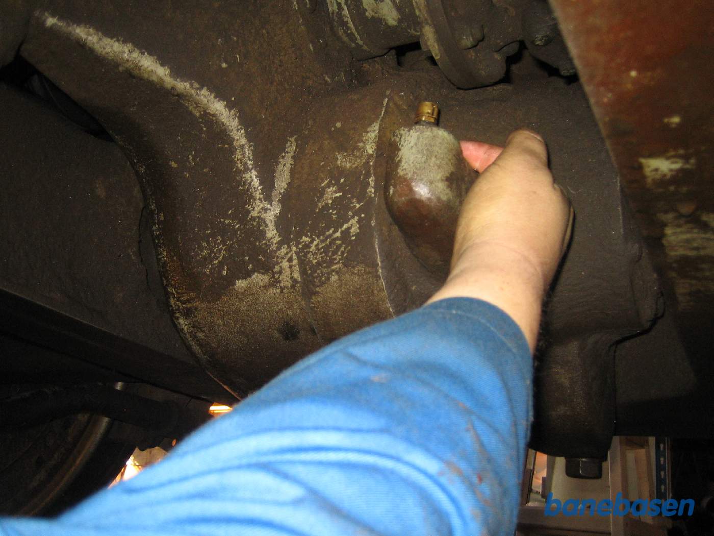 Påfyldningsstedet til olie på den gearkasse der overfører traktionen fra akselvendegearkassen til hjulakslerne