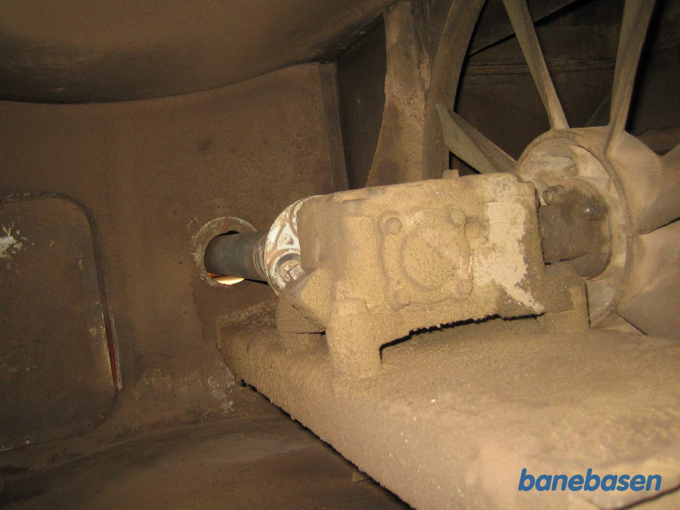 Kølerblæserhjulet ses til højre og trækkes af kardanakslen gennem vinkelgearkassen midt i billedet