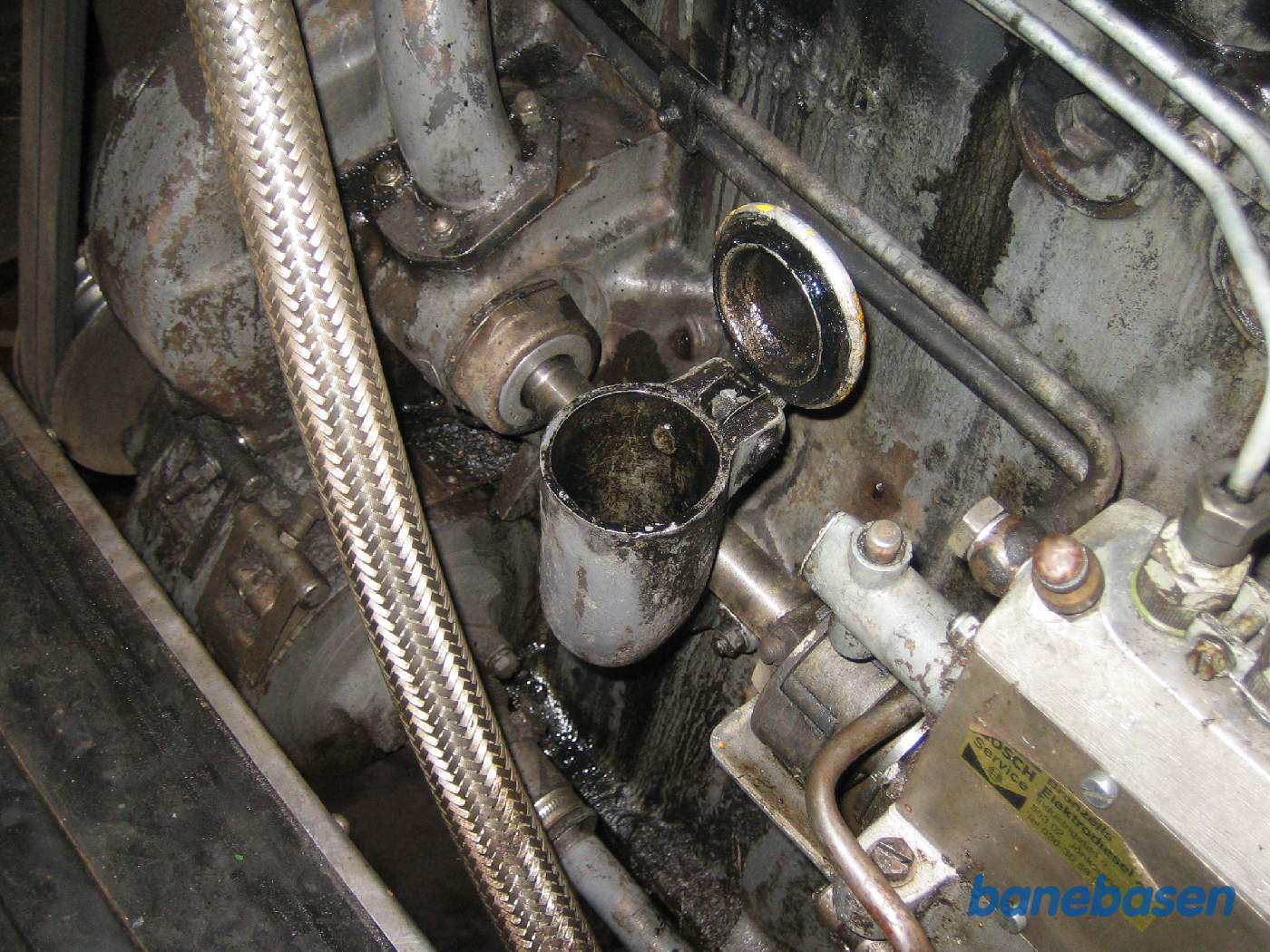 Påfyldningsstedet for motorolie. Olien render gennem et filter direkte ind i krumtap huset