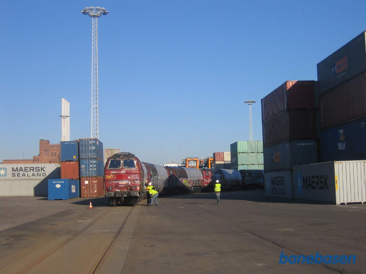 Dagen før var de 6 lokomotiver kørt over i containerhavnen, så mandag morgen blev de af en ME skubbet ud på Levant Kaj