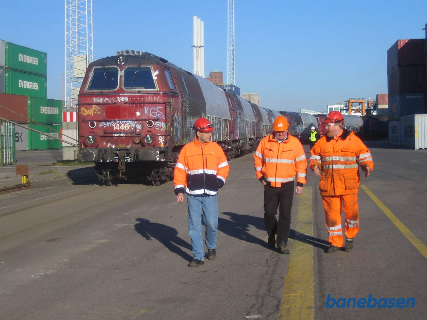 Dagen før var de 6 lokomotiver kørt over i containerhavnen, så mandag morgen blev de af en ME skubbet ud på Levant Kaj