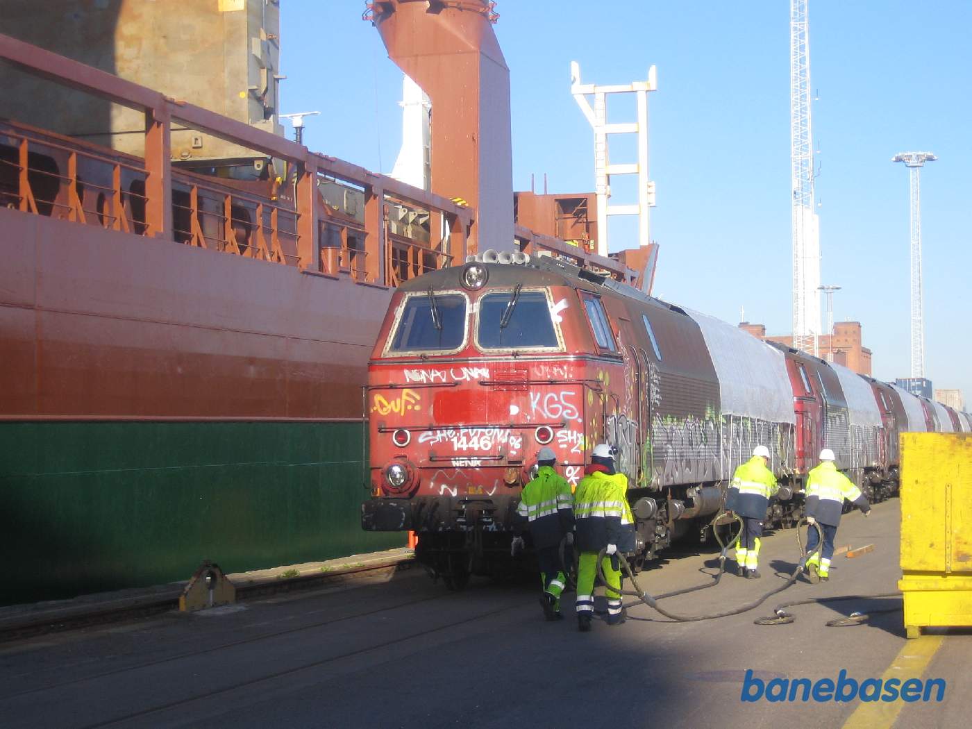 På kajen gjorde man klar til at trække det første lokomotiv fri af de andre