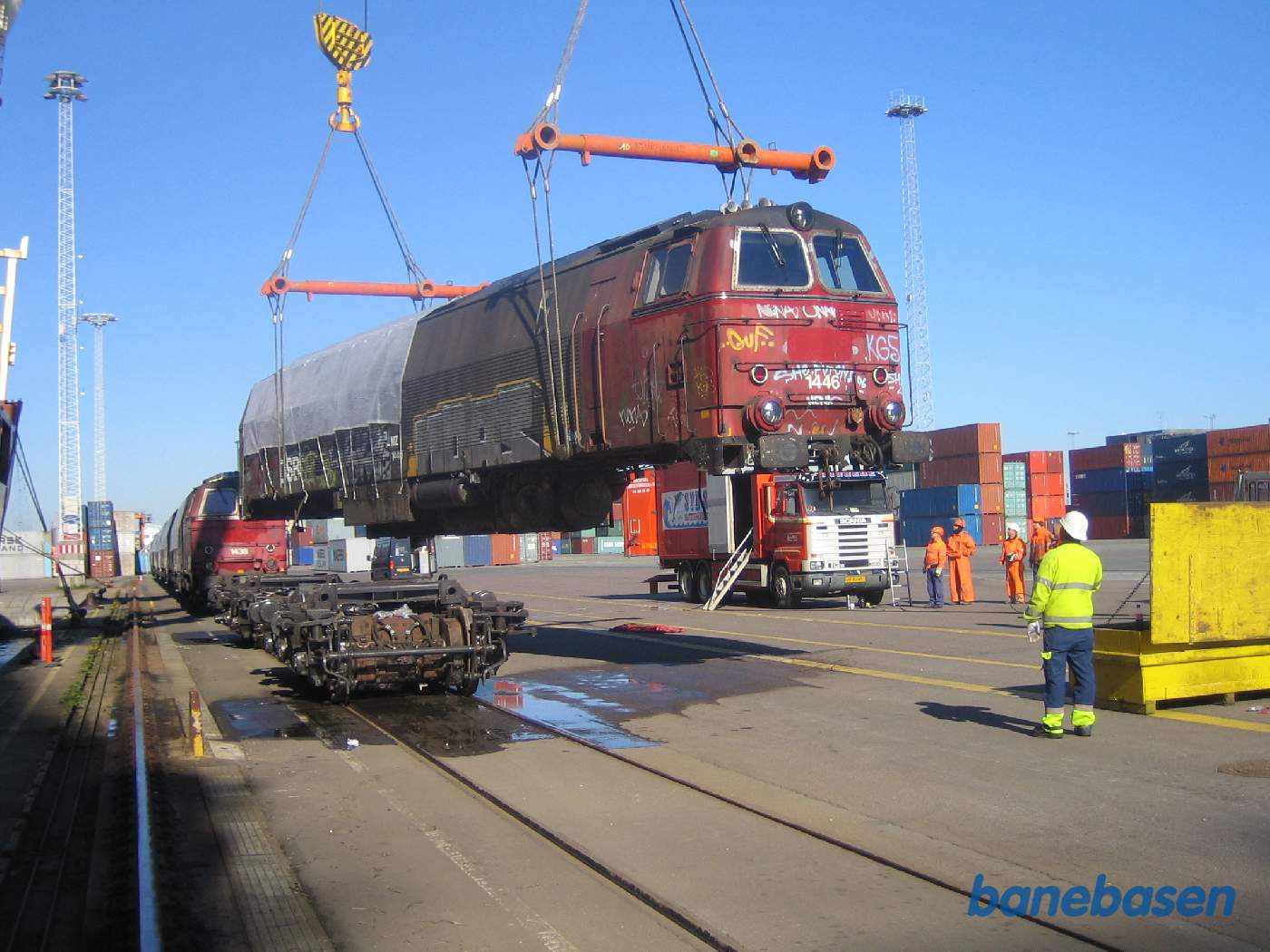 Vognkassen hænger nu og svæver