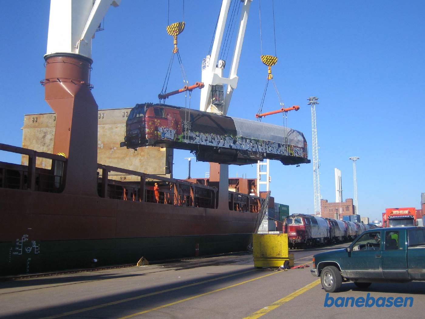 Nu hænger vognkassen højt oppe over kajen Nu hænger vognkassen højt oppe over kajen