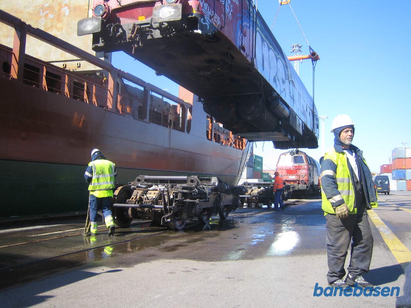 Vognkassen hænger nu og svæver mens bogierne trilles væk. De skal ombord til sidst Vognkassen hænger nu og svæver mens bogierne trilles væk. De skal ombord til sidst
