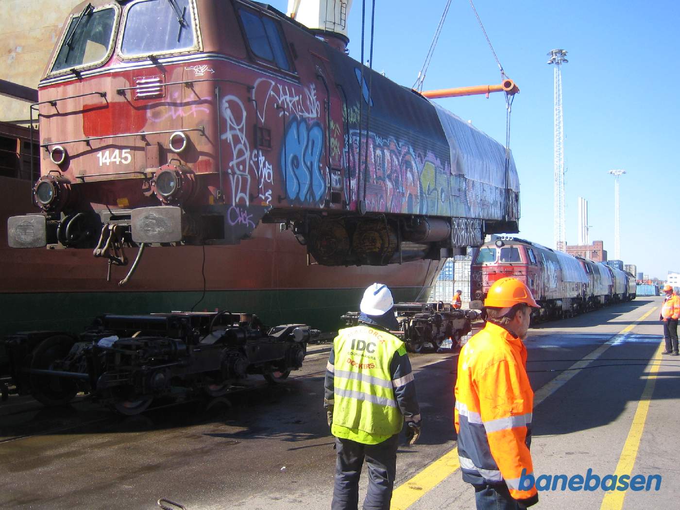 Vognkassen hænger nu og svæver mens bogierne trilles væk. De skal ombord til sidst Vognkassen hænger nu og svæver mens bogierne trilles væk. De skal ombord til sidst