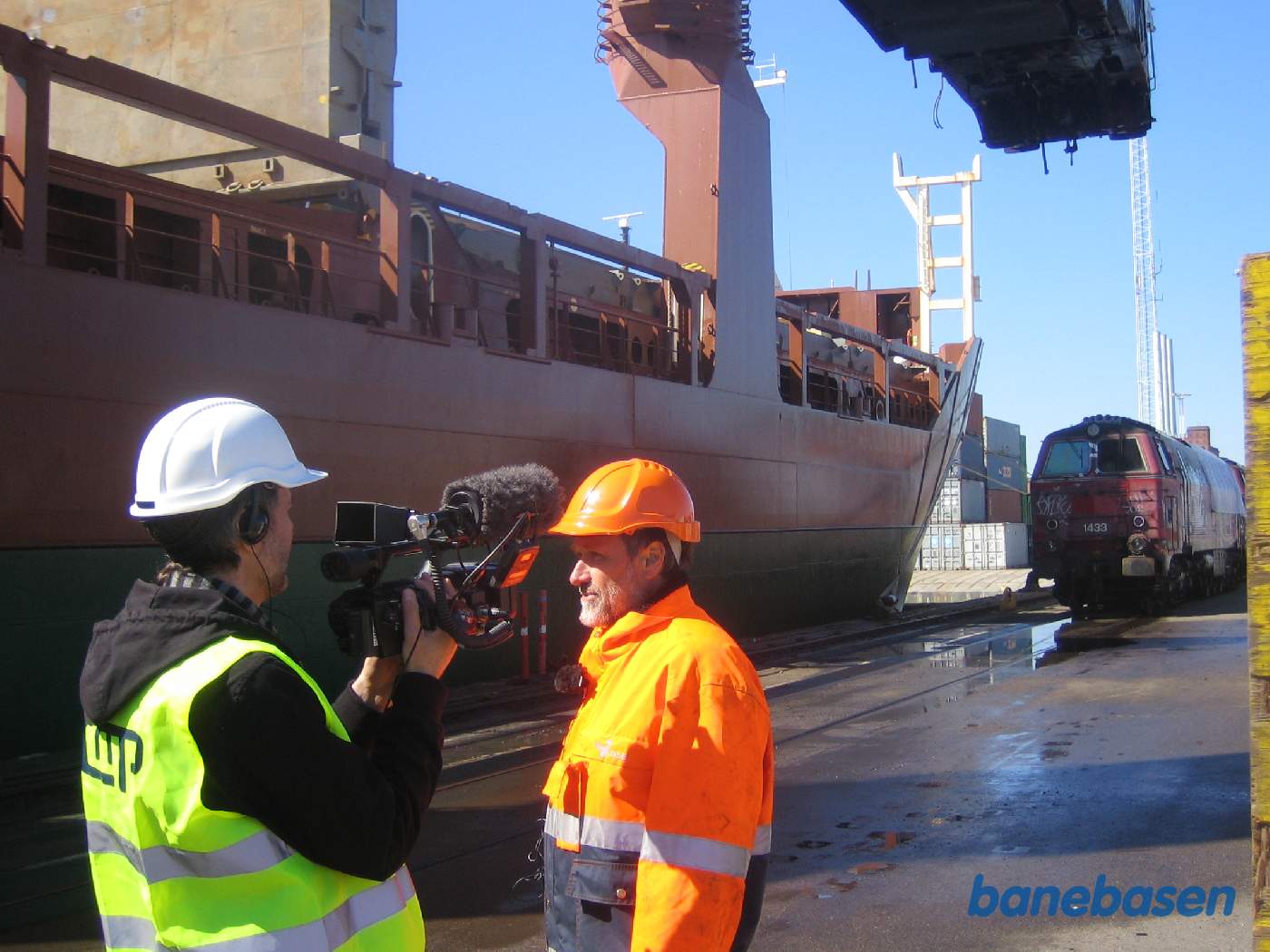 Vognkassen er spulet og ved at blive løftet ombord mens projektlederen giver interview til DR TV Vognkassen er spulet og ved at blive løftet ombord mens projektlederen giver interview til DR TV