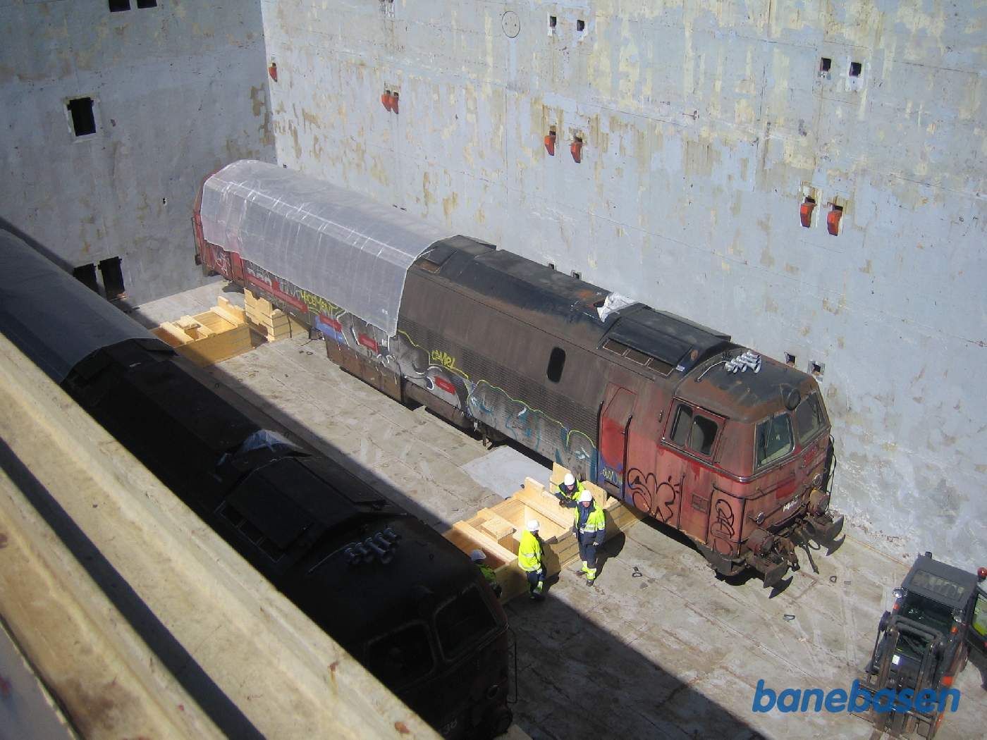 Nede i bunden af skibet står nu de første lokomotiver på de specielt fremstillede trækasser