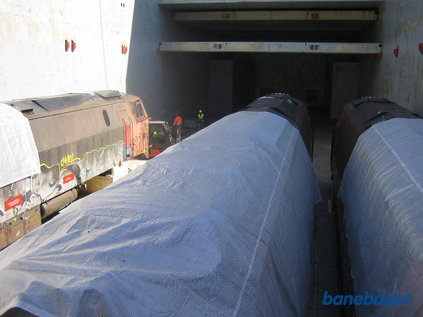 Et vue hen over tagene på de første 3 lokomotiver i lastrummet Et vue hen over tagene på de første 3 lokomotiver i lastrummet