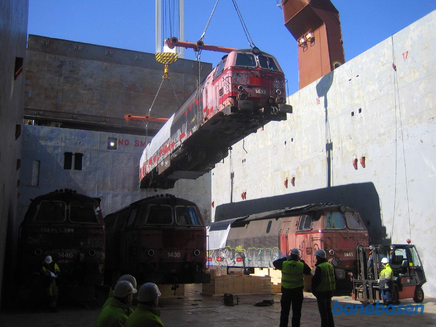 Lokomotivet sænkes forsigtigt ned i lastrummet