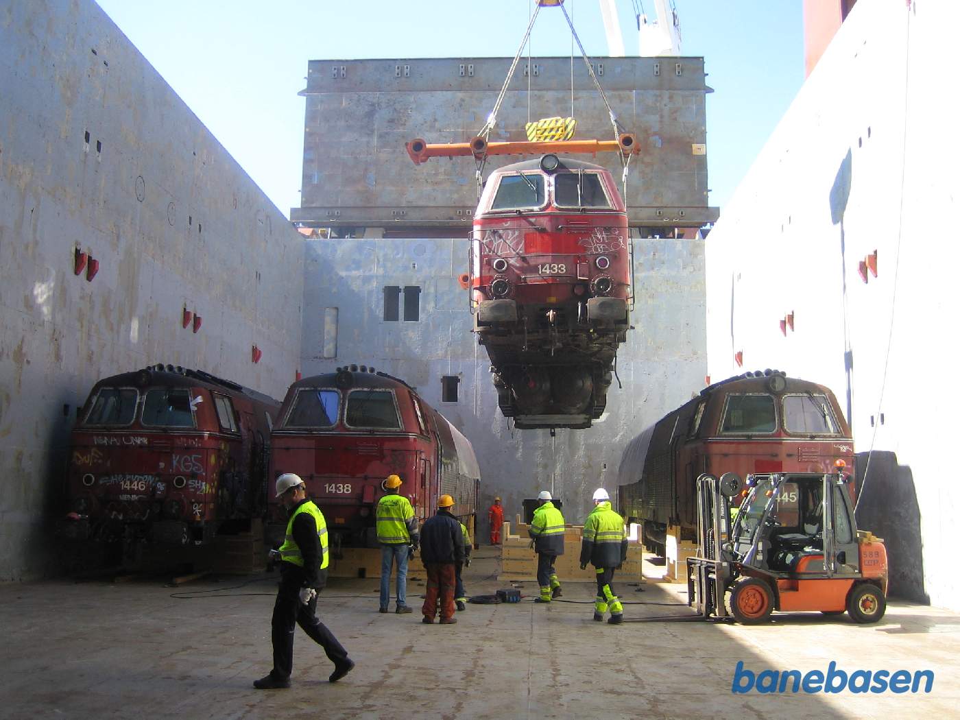 Lokomotivet sænkes forsigtigt ned i lastrummet