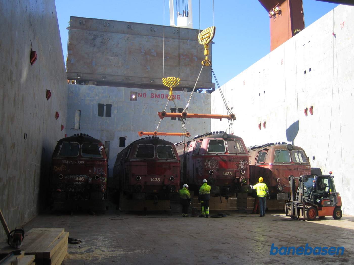 Lokomotivet sænkes forsigtigt ned i lastrummet Lokomotivet sænkes forsigtigt ned i lastrummet