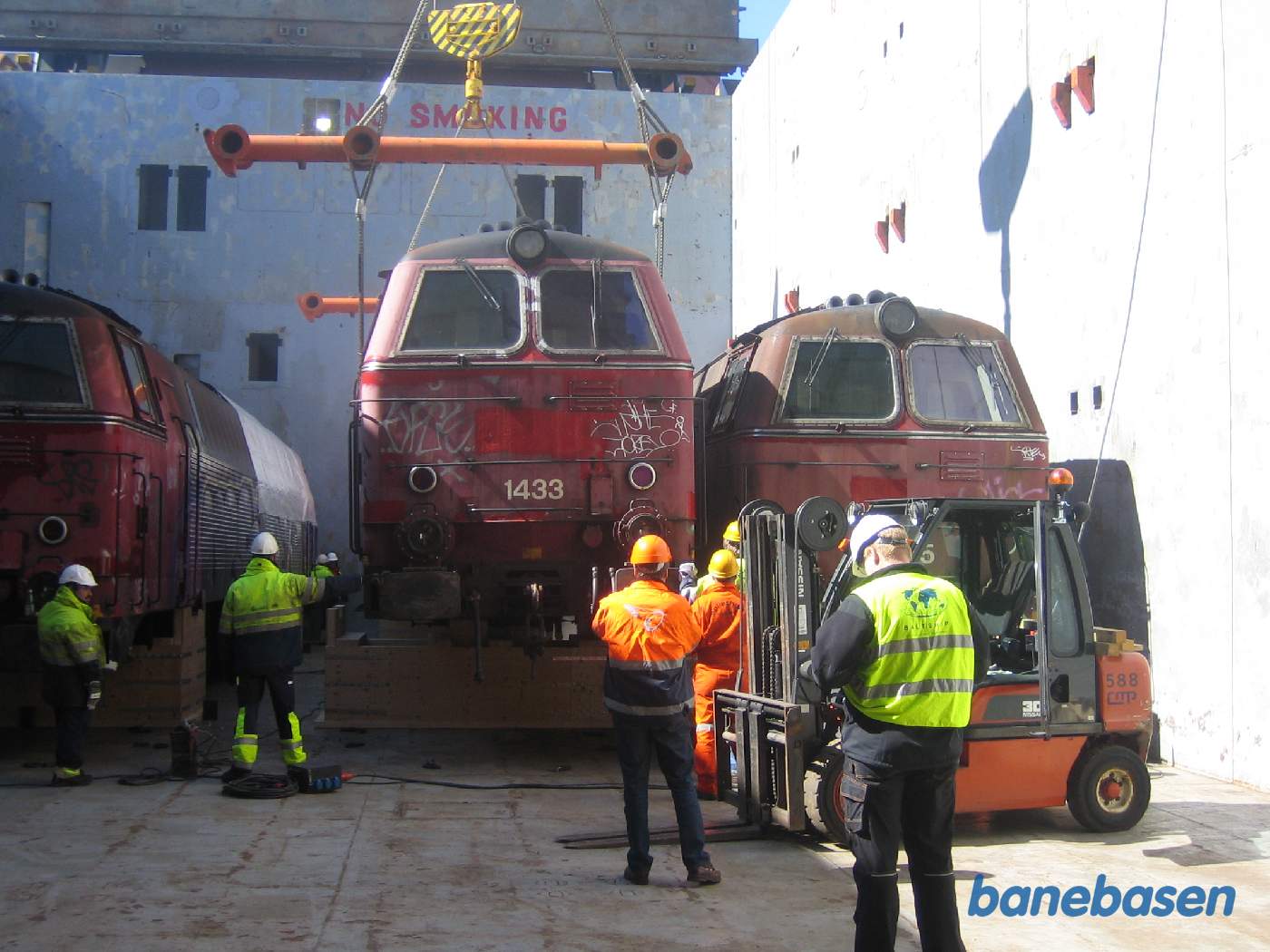 Folkene hjælper med til at få vognkassen til at ramme meget præcist ned i trækasserne