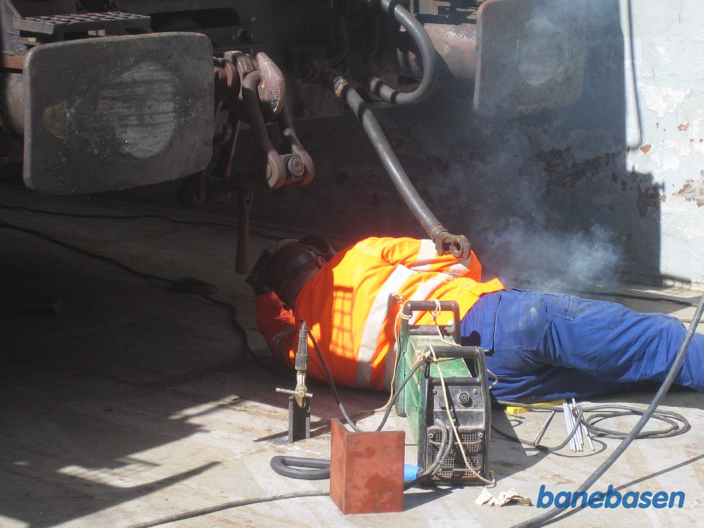 Der svejses beslag fast til dækket, så vognkasserne kan blive spændt ordentligt fast