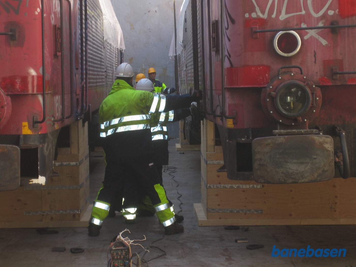 Så står 1433 på sine trækasser Så står 1433 på sine trækasser