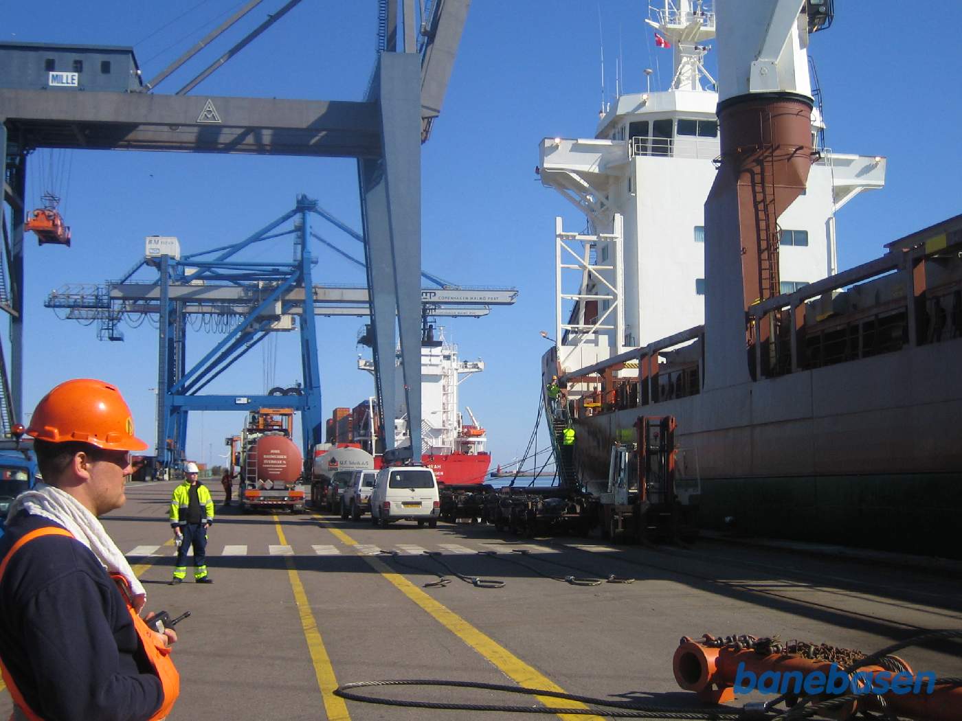 En gaffeltruck fra havnen trækker bogierne frem en for en