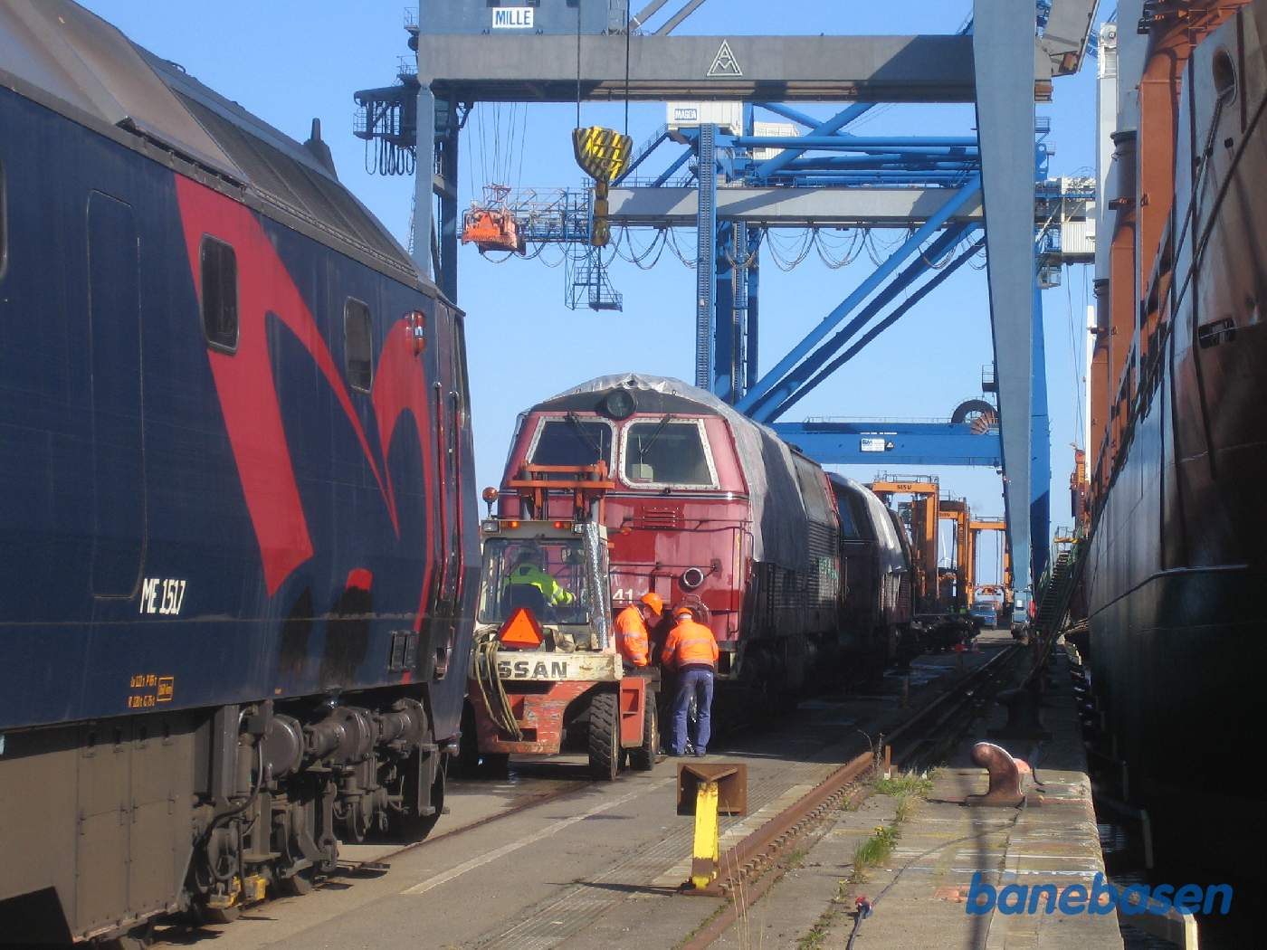 ME lokomotivet der har skubbet de første 4 lokomotiver hen til vaske og løftestedet er kørt lidt væk mens folkene renser puffer på 1441