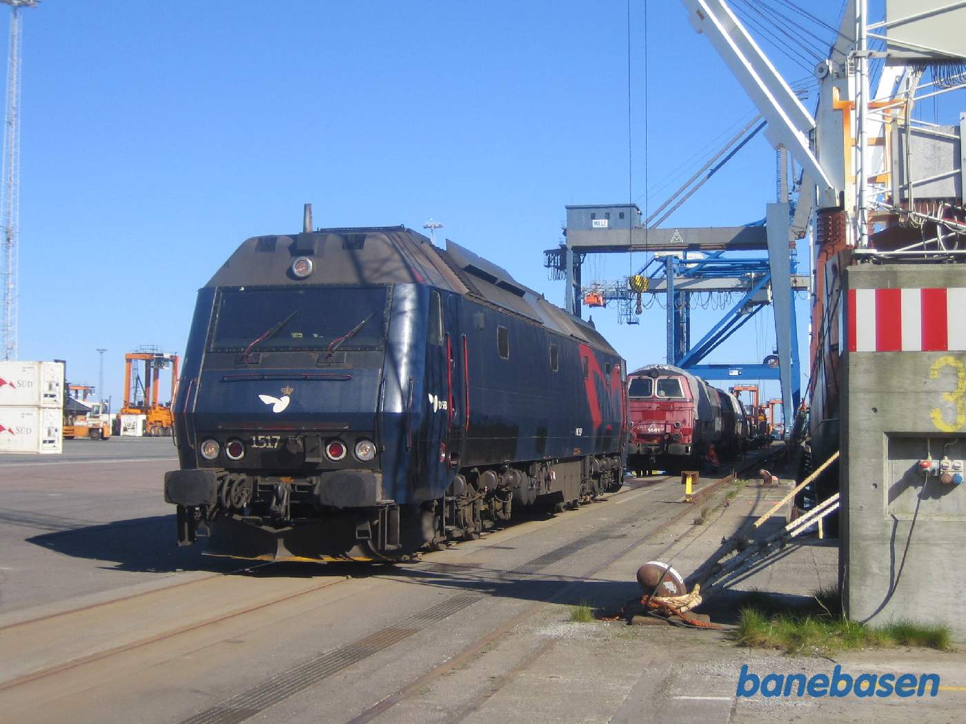 ME lokomotivet der har skubbet de første 4 lokomotiver hen til vaske og løftestedet er kørt lidt væk ME lokomotivet der har skubbet de første 4 lokomotiver hen til vaske og løftestedet er kørt lidt væk