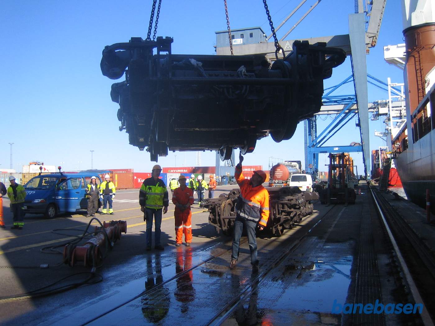 Den inspiceres inden den løftes ombord